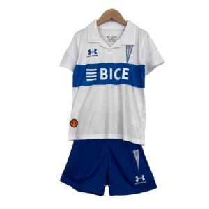 Kit Infantil Universidad Católica I Under Armour 23/24 - Branco com detalhes em azul e vermelho